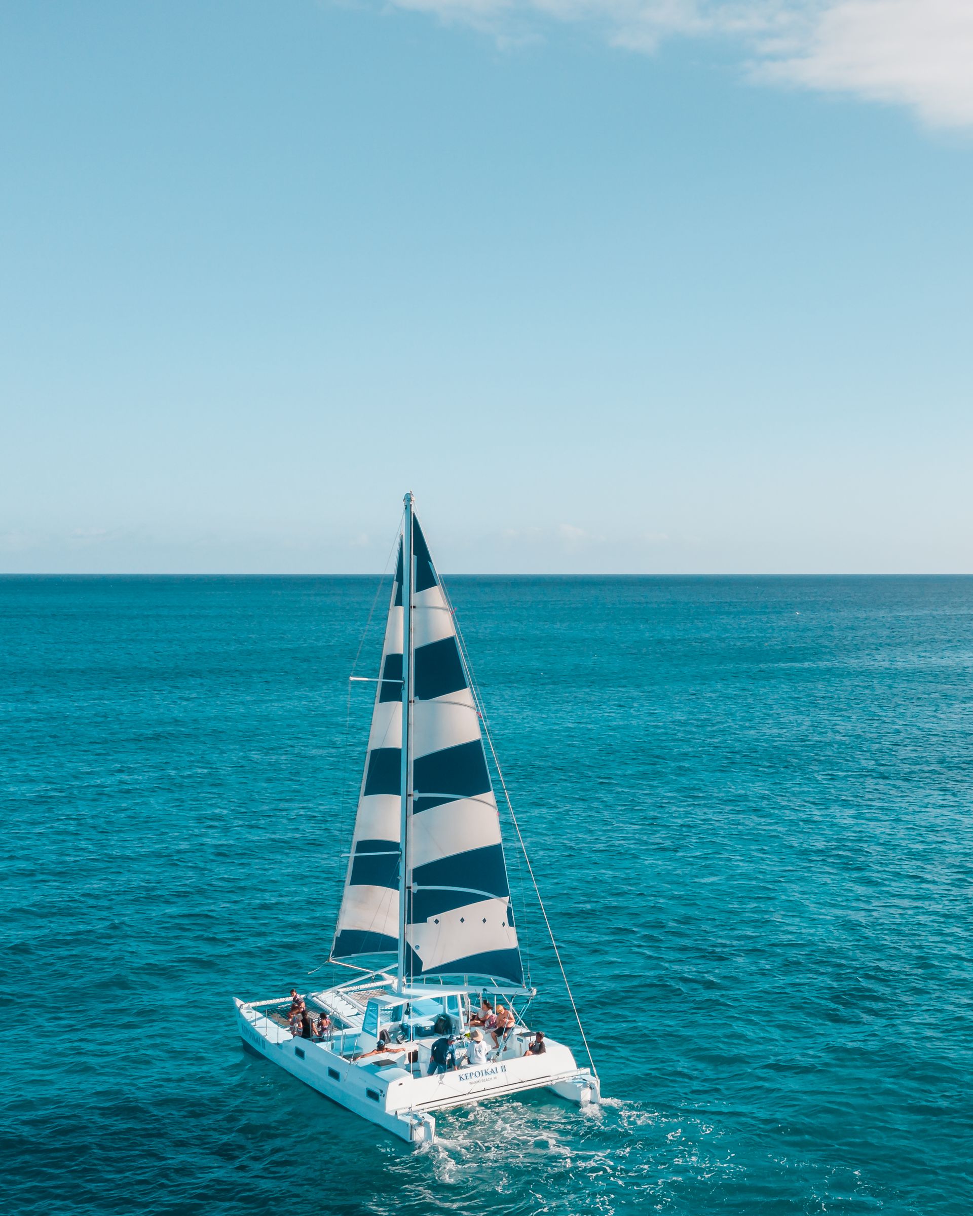 Catamarán navegando a vela sobre aguas turquesa de San Blas