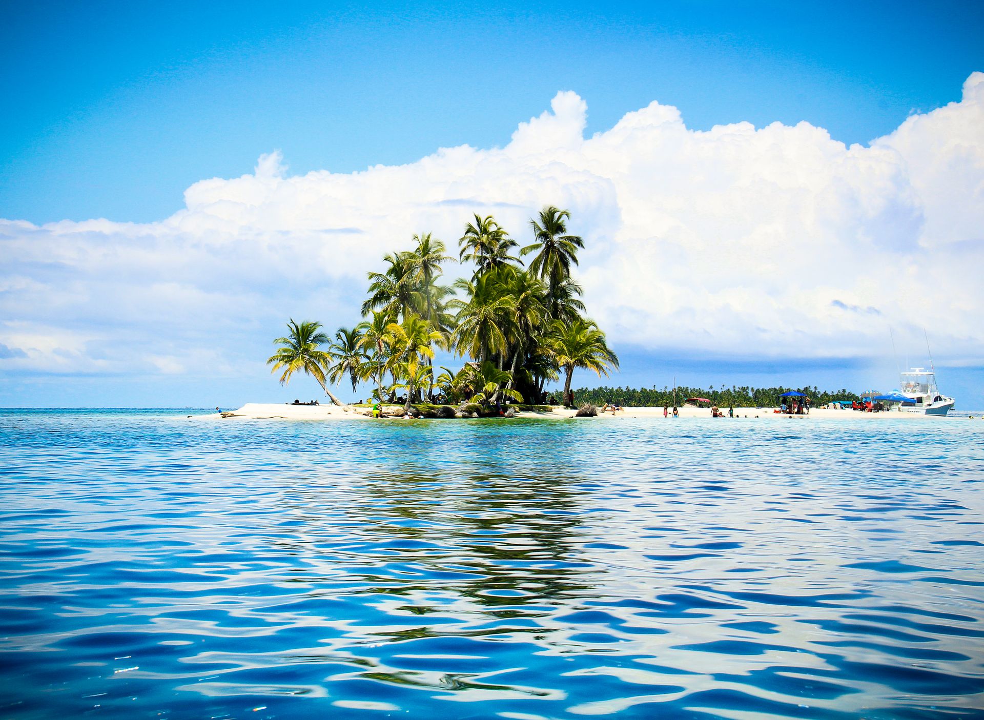 Isla con palmeras del archipiélago de San Blas vista desde el mar