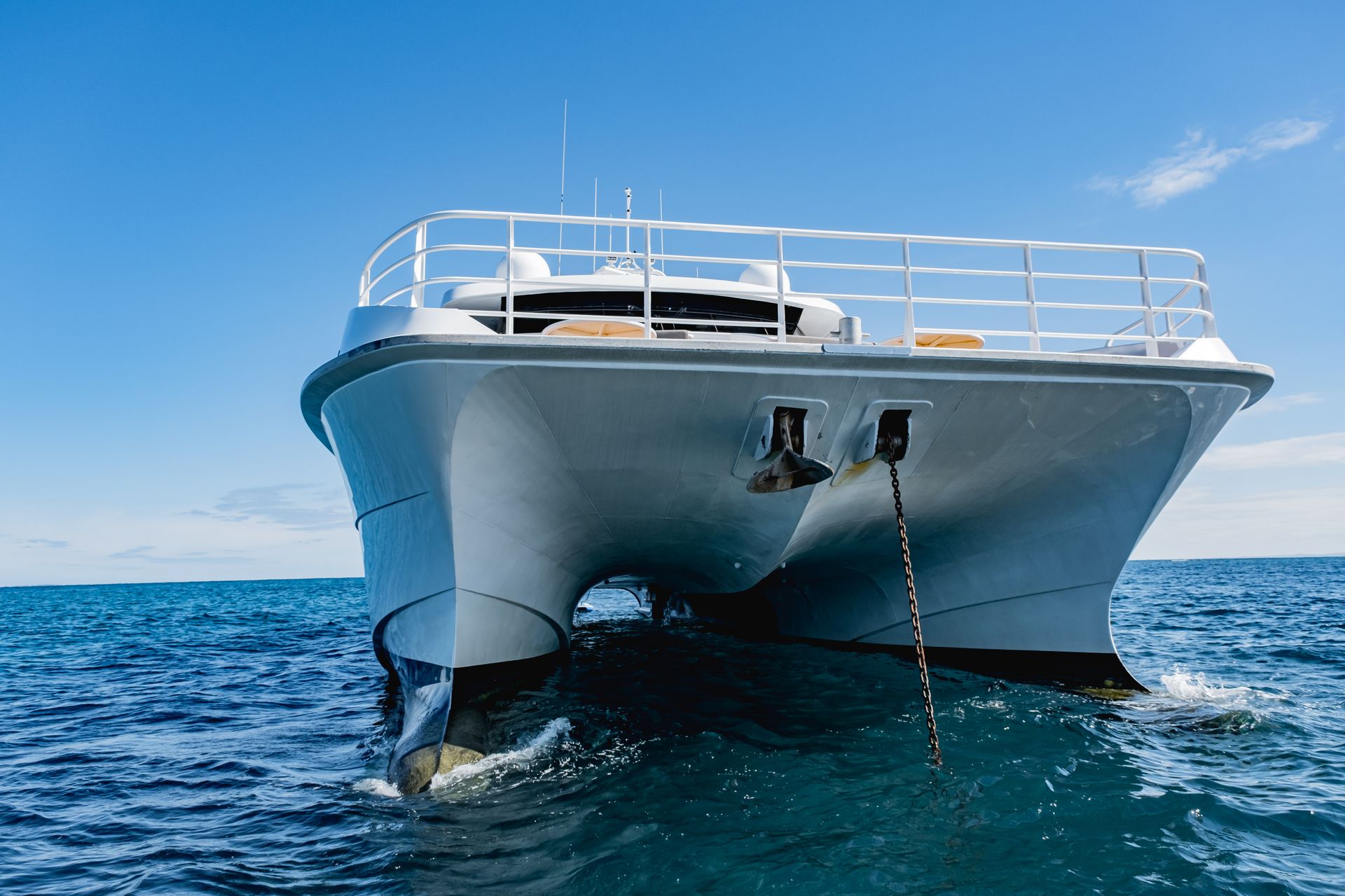 Proa de un catamarán vista de frente sobre el agua