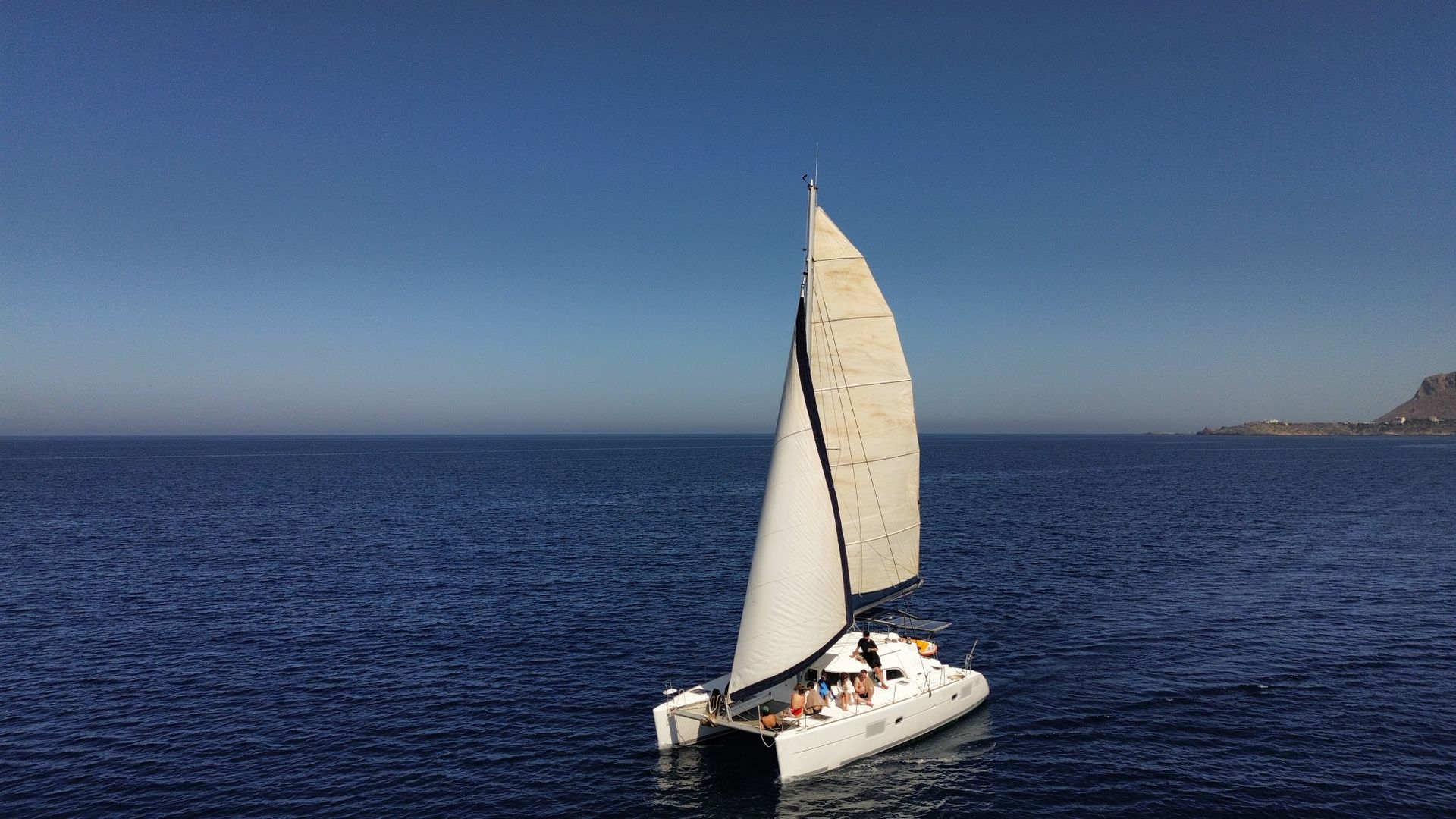 Catamarán navegando a vela en mar abierto