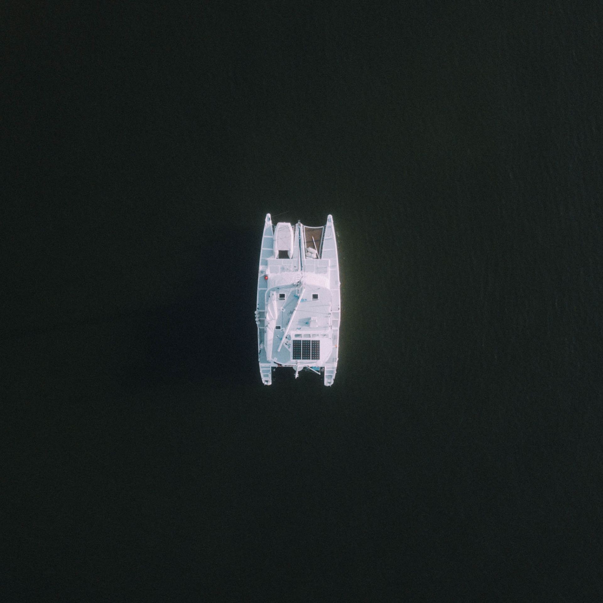 Vista aérea de un catamarán navegando en mar abierto