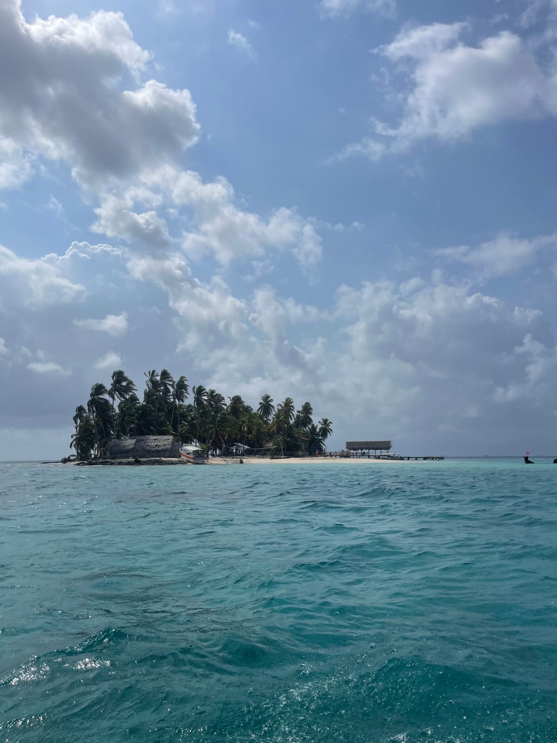 Isla pequeña cubierta de palmeras en el archipiélago de San Blas