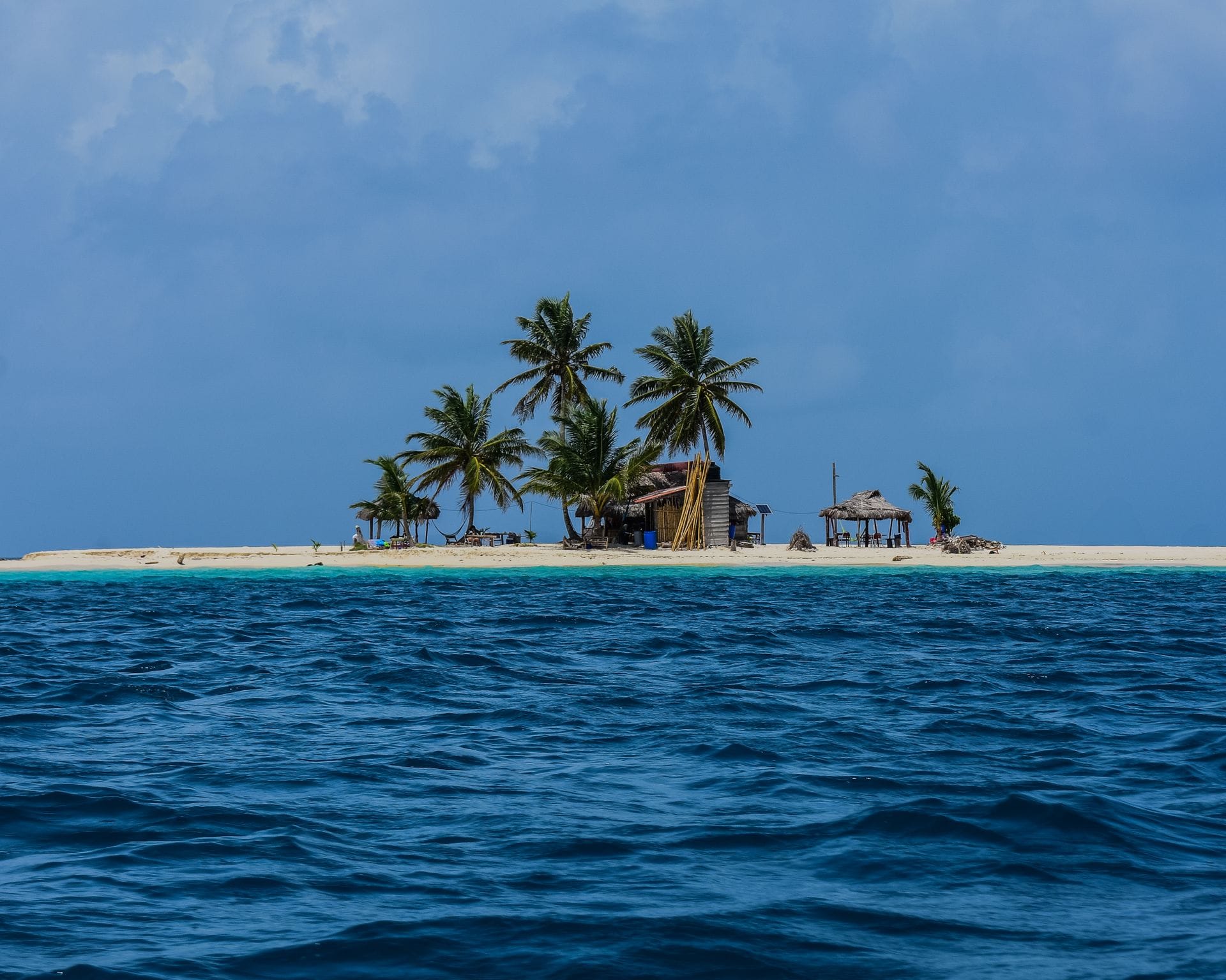 Isla de San Blas con palmeras y cabañas vista desde el mar